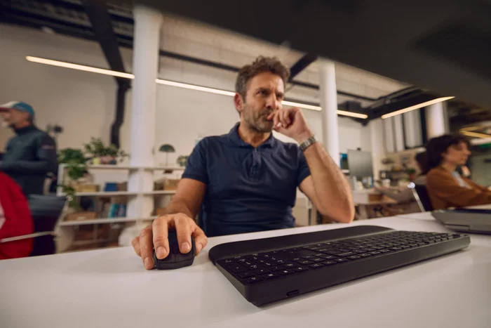 HP Combo Teclado y Ratón Inalámbrico Multidispositivo con Reposamuñecas 580c