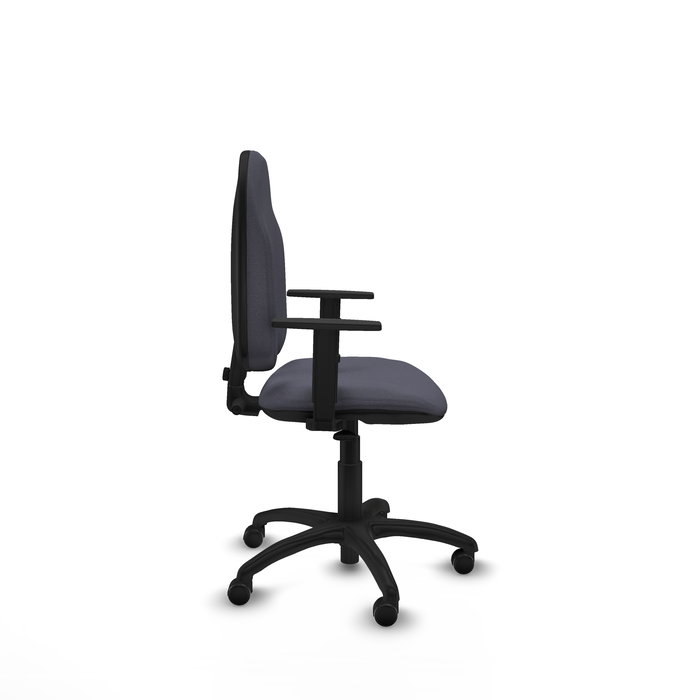 Silla de oficina Algarra con mecanismo Contacto permanente básico tapizada con Tela color Gris oscuro. Equipada con Base poliamida negra, Brazos 1D y Ruedas autofrenantes