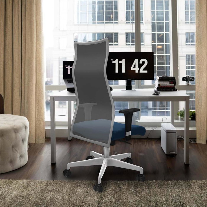 Sillón Albacete con mecanismo Sincro tapizada con Similpiel color Gris claro y malla color Blanco. Equipado con Base poliamida blanca, Brazos 1D y Ruedas 65mm nailon