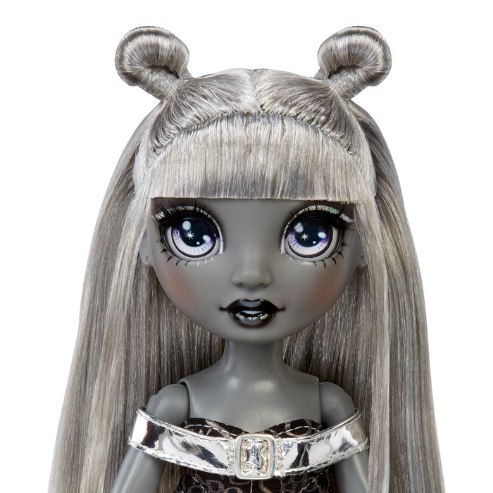 MGA Muñeca Shadow High - Luna Madison 570592, diseño único con vestido gris metálico, pelo liso con moños