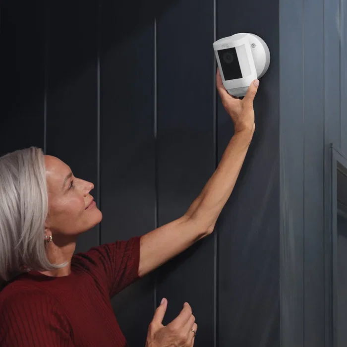 Ring spotlight cam pro plug-in cÁmara de vigilancia de red para exteriores resistente a las inclemencias del tiempo color (dÍa y