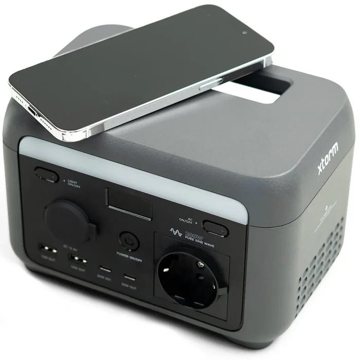 Xtorm XP2W200 Estación de energía portátil 200W, Batería LiFePo4 4000mAh 102.4Wh, Salida AC, 2 Puertos USB-A, Carga rápida 65W USB-C, Pantalla LCD, Peso 2kg