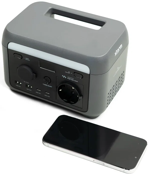 Xtorm XP2W200 Estación de energía portátil 200W, Batería LiFePo4 4000mAh 102.4Wh, Salida AC, 2 Puertos USB-A, Carga rápida 65W USB-C, Pantalla LCD, Peso 2kg