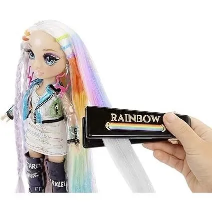Rainbow High Estudio de Peluquería 5 en 1 Amaya Raine con Muñeco Articulado, Atuendo, Botas, Pendientes, Cremas Colorantes y Accesorios