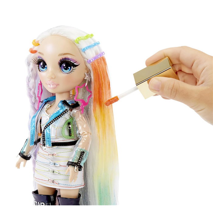 MGA Rainbow High Hair Studio Muñeca Amaya Raine con Kit de Peinado 5 en 1 - Multilenguaje