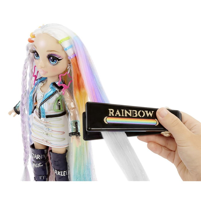 MGA Rainbow High Hair Studio Muñeca Amaya Raine con Kit de Peinado 5 en 1 - Multilenguaje