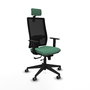 Silla de oficina Horna con mecanismo Sincro/Traslack tapizada con Tela color Verde esmeralda y malla color Negro. Equipada con lumbar 1D, Brazos 1D, Cabecero 2D y Ruedas 65 mm parqué