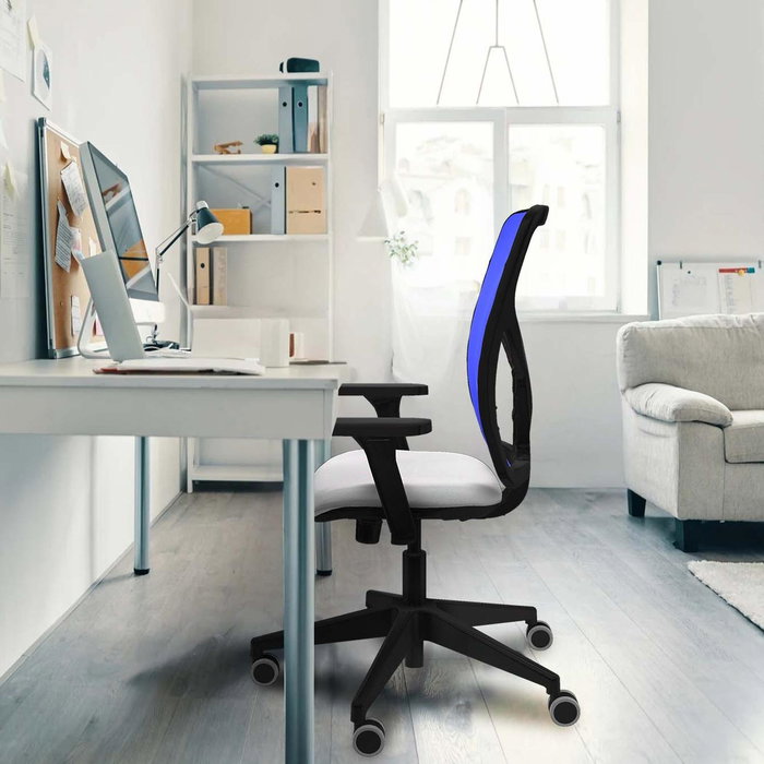 Silla de oficina Motilla con mecanismo Sincro tapizada con Tela color Pistacho y malla color Gris. Equipada con lumbar 1D, Brazos 3D y Ruedas 65 mm parqué