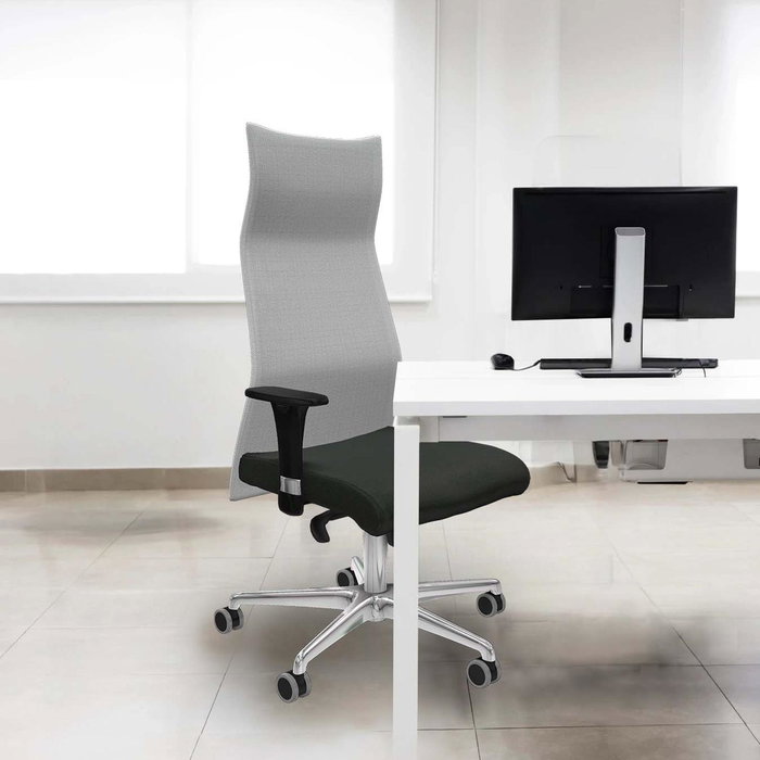 Sillón Albacete con mecanismo Sincro tapizada con Tela color Naranja oscuro y malla color Blanco. Equipado con Base aluminio, Brazos 1D y Ruedas 65 mm parqué