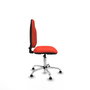 Silla de oficina Algarra con mecanismo Contacto permanente básico tapizada con Tela color Naranja oscuro. Equipada con Base cromada, Sin brazosy Topes