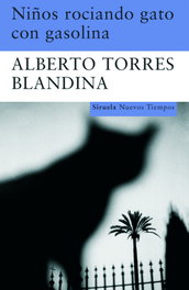 Niños rociando gato con gasolina, Alberto Torres Blandina - SIRUELA