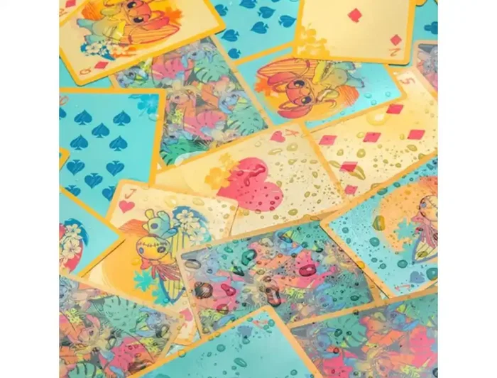 Wondee Baraja de Cartas de Poker Impermeable Disney Lilo & Stitch con Estuche, 135x25x75 mm, Incluye Diseños de Personajes como Stitch, Angel y Scrump