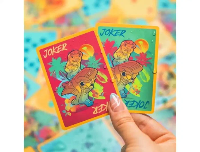 Wondee Baraja de Cartas de Poker Impermeable Disney Lilo & Stitch con Estuche, 135x25x75 mm, Incluye Diseños de Personajes como Stitch, Angel y Scrump