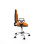 Silla de oficina Algarra con mecanismo Contacto permanente básico tapizada con Similpiel color Naranja. Equipada con Base cromada, Brazos fijos y Ruedas de parqué