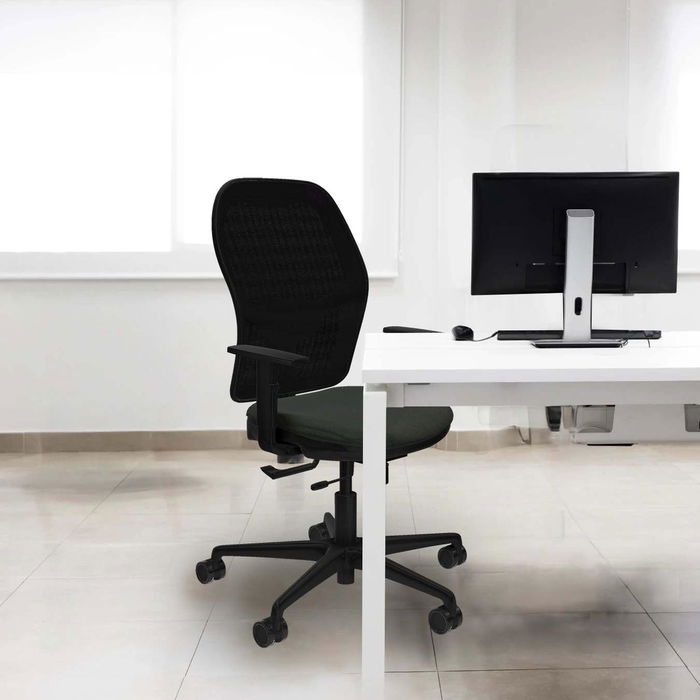 Silla de oficina Jorquera con mecanismo Sincro/Traslack tapizada con Tela color Naranja y malla color Gris. Equipada con lumbar 1D, Brazos 1D y Ruedas 65mm nailon