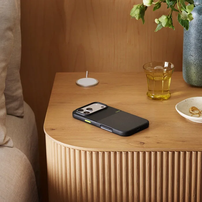 Beats Funda Rugged para iPhone 17 Pro Max con MagSafe y Control de Cámara - Everest Black - MGJ84LL/A