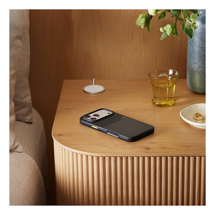 Apple Funda Rugged Case para iPhone 17 Pro Max con MagSafe y Control de Cámara MGJ84LL/A (Negro Everest)