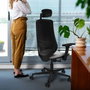 PIQUERAS Y CRESPO Silla de oficina Mardos con mecanismo Sincro, Marrón oscuro y Negro