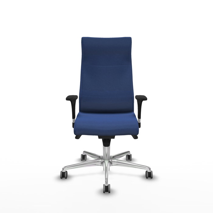 Sillón Albacete con mecanismo Sincro tapizada con Tela color Azul marino. Equipado con Base aluminio, Brazos 1D y Ruedas 65 mm parqué