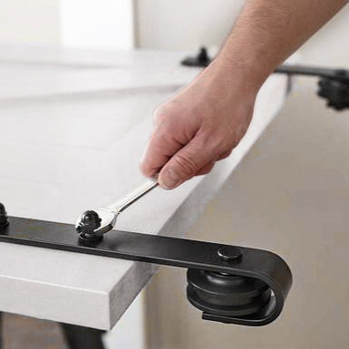 Emuca Kit de herrajes para una puerta corredera colgada de madera Barn, Sin cierre suave, tableros no incluidos, Acero y Plástico, Pintado negro