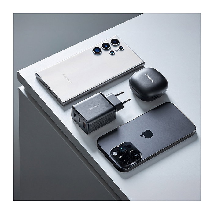 Intenso Cargador de Pared GaN W65ACC 65 W Negro con 2x USB-C y 1x USB-A