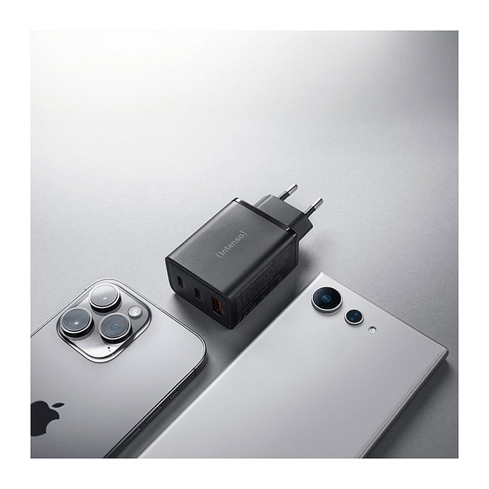 Intenso Cargador de Pared GaN W65ACC 65 W Negro con 2x USB-C y 1x USB-A