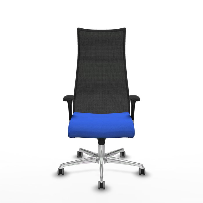 Sillón Albacete con mecanismo Sincro tapizada con Tela color Azul y malla color Negro. Equipado con Base aluminio, Brazos 1D y Ruedas 65 mm parqué