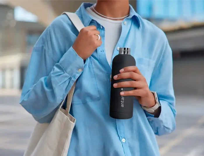 Antartik Botella portalíquidos isotérmica de acero inoxidable negra 500 ml