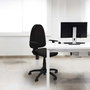 Silla de oficina Aýna con mecanismo Contacto permanente básico tapizada con Similpiel color Granate. Equipada con Base poliamida negra, Brazos 1D y Ruedas de parqué