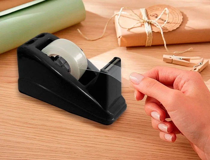 Q-connect Portarrollos de Sobremesa para Cinta de 33 m, Plástico Negro, Base Antideslizante, Incluye Soporte para 2 Bolígrafos, Dimensiones 135x58x60 mm Q-connect Portarrollos de Sobremesa para Cinta de 33 m, Plástico Negro, Base Antideslizante, Incluye Soporte para 2 Bolígrafos, Dimensiones 135x58x60 mm