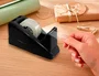 Q-connect Portarrollos de Sobremesa para Cinta de 33 m, Plástico Negro, Base Antideslizante, Incluye Soporte para 2 Bolígrafos, Dimensiones 135x58x60 mm