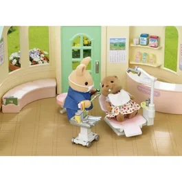 Sylvanian Families Dentista y Accesorios Set con Figuras de Conejo Papá y Mobiliario Dental