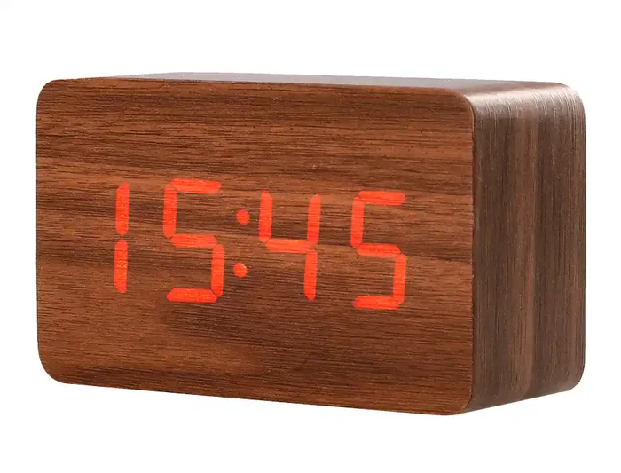 Q-connect Reloj de Sobremesa Digital con Acabado en Madera y Luz Roja 100x40x60mm