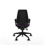 Silla de oficina Elche con mecanismo Asincro tapizada con Tela color Morado. Equipada con Base piramidal negra, Brazos fijos y Ruedas 65mm nailon