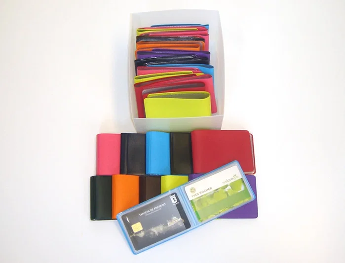 Portatarjetas de crédito PVC base opaca colores surtidos 30 unidades Portatarjetas de crédito PVC base opaca colores surtidos 30 unidades