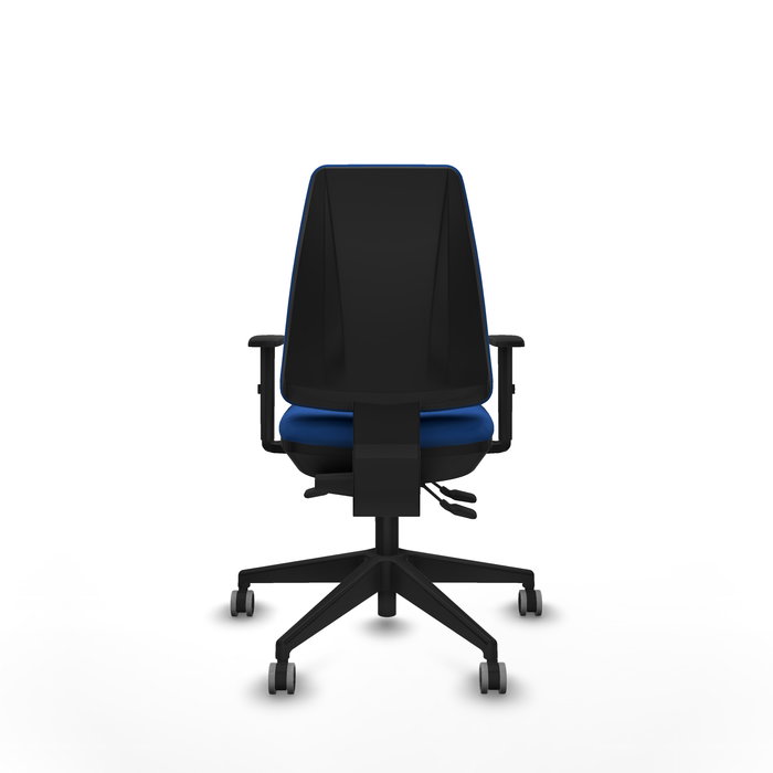 Silla de oficina Elche con mecanismo Asincro tapizada con Similpiel color Azul. Equipada con Base piramidal negra, Brazos 1D y Ruedas 65 mm parqué