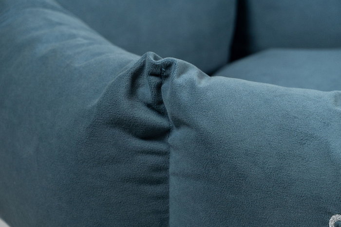 Gloria Cuna Hexagonal Hondarribia 75x75 cm Azul, con relleno de fibra poliéster reciclado, base antideslizante y lavable a máquina.