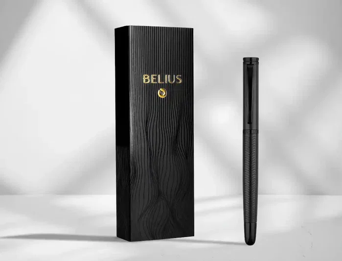 Belius Pluma Neptuno Textura Wavy Negro Marino con Tinta Azul Belius Pluma Neptuno Textura Wavy Negro Marino con Tinta Azul