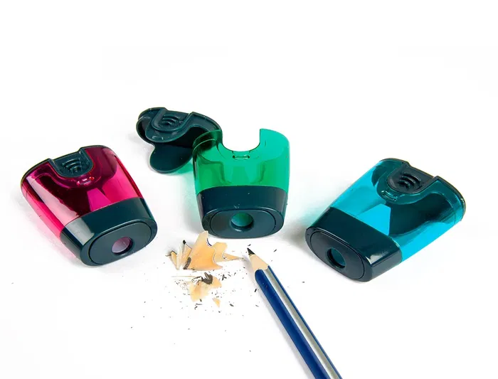 Liderpapel Sacapuntas de Plástico de 1 Uso con Depósito y Protector Metálico, Colores Surtidos