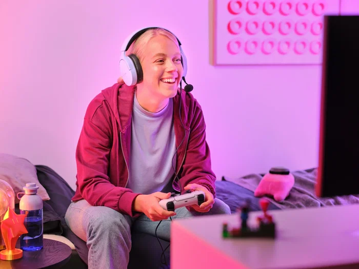 Trust Auriculares Gaming GXT 489 Fayzo con Sonido 7.1, Micrófono Desmontable, Iluminación RGB, Color Negro/Púrpura, Conexión 3.5 mm