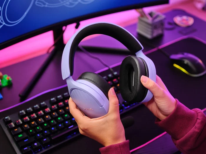 Trust Auriculares Gaming GXT 489 Fayzo con Sonido 7.1, Micrófono Desmontable, Iluminación RGB, Color Negro/Púrpura, Conexión 3.5 mm