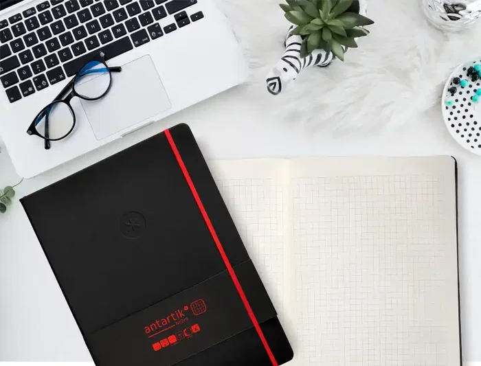 Antartik Cuaderno A4 Tapa Dura, Hojas Cuadriculadas, 100 Hojas 80gr FSC, Negro y Rojo