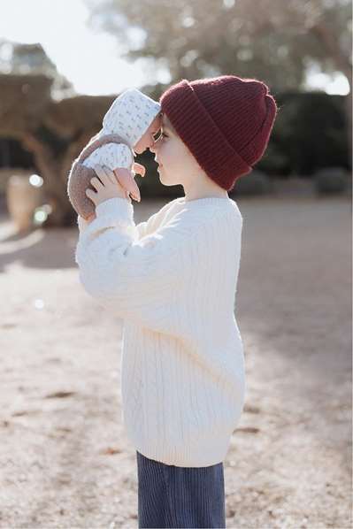 BabyTo - Muñeca Elegance de Peso Marrón con Manta, Muñeca de Peluche o Juguete Terapéutico de 35 cm