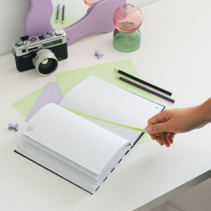 ERIK Cuaderno A5 Premium Beetlejuice con 96 Hojas, Tapa Dura y Hoja de Pegatinas