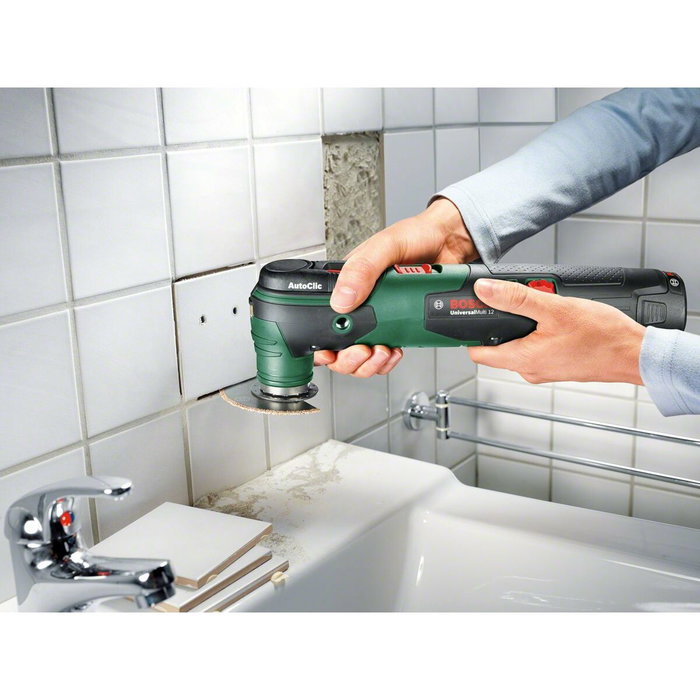 Bosch UniversalMulti 12 Herramienta multifunción con batería de 12V 2.5 Ah
