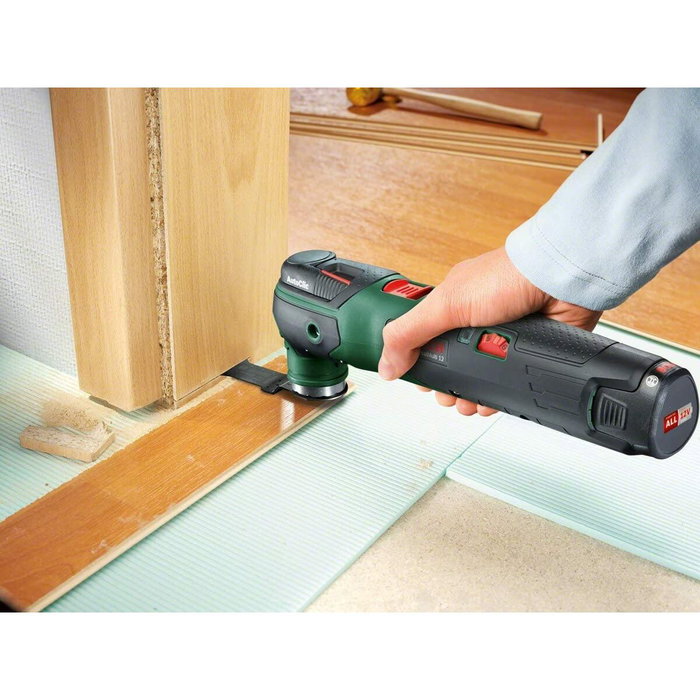 Bosch UniversalMulti 12 Herramienta multifunción con batería de 12V 2.5 Ah
