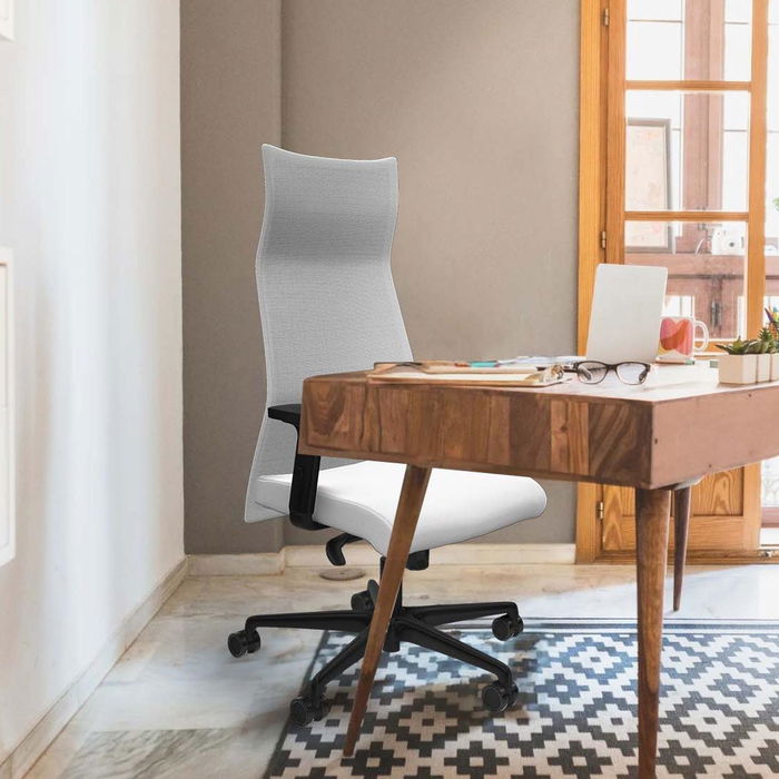 Sillón Albacete con mecanismo Sincro tapizada con Tela color Marrón oscuro y malla color Gris. Equipado con Base nailon negra, Brazos 2D y Ruedas 65mm nailon