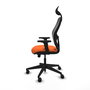 Silla de oficina Alocén con mecanismo Sincro/Traslack tapizada con Tela color Naranja y malla color Negro. Equipada con lumbar 1D, Brazos 2D, Cabecero Fijo y Ruedas 65mm nailon