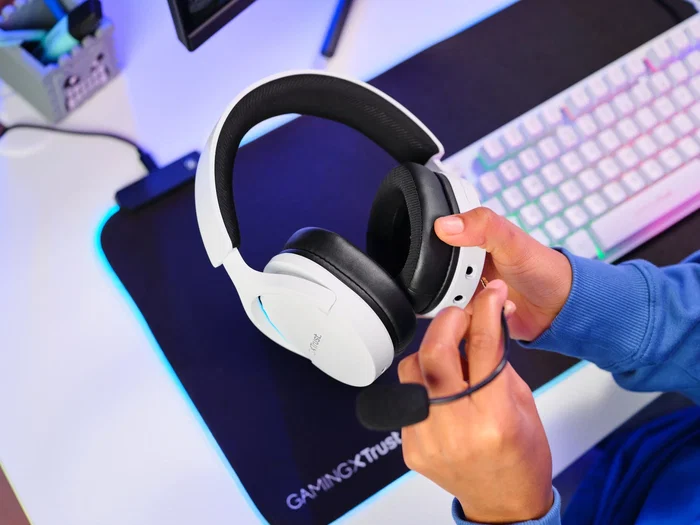 Trust Auriculares Gaming Inalámbricos GXT 491 FAYZO Diadema Dual USB-C/Bluetooth/3.5mm Sonido 7.1 Virtual Micrófono Desmontable con Cancelación de Ruido Blanco y Negro