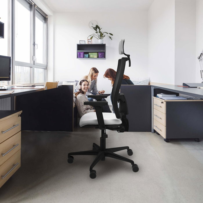 Silla de oficina Bormate con mecanismo Asincro tapizada con Tela color Gris oscuro y malla color Negro. Equipada con lumbar 1D, Brazos 2D, Cabecero 2D y Ruedas 65mm nailon